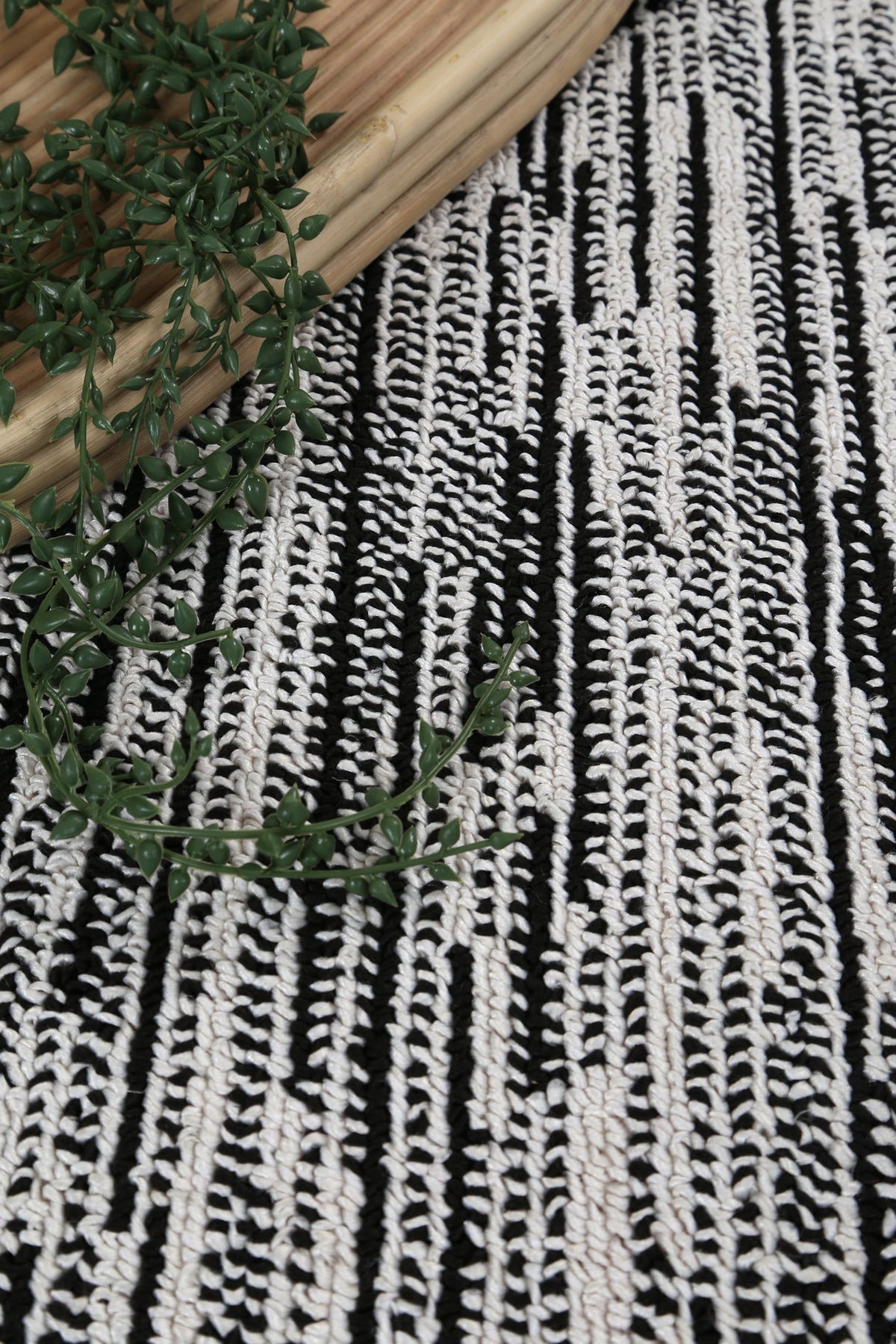 Bilbao Annabelle Anthracite Rug — alternate angle